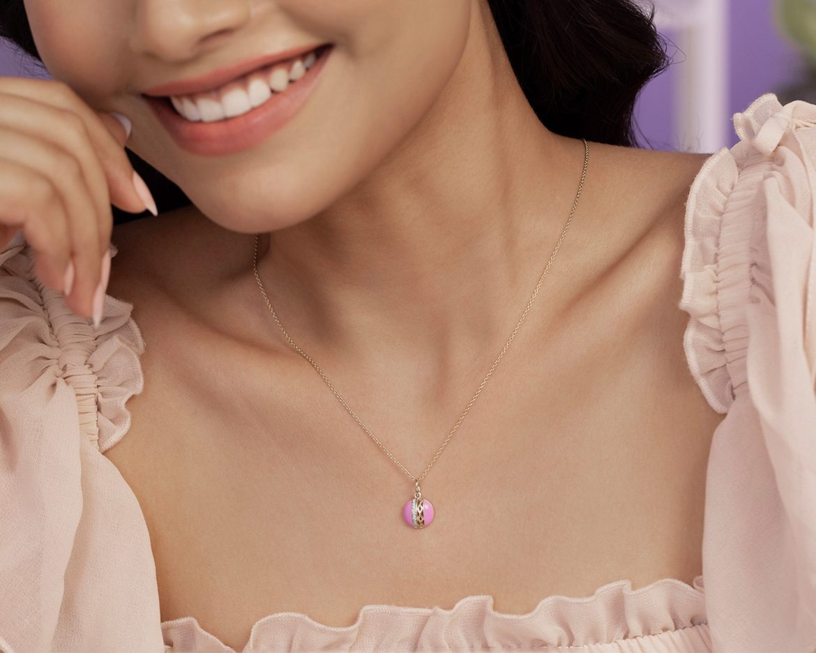 Round gold pendant styling guide